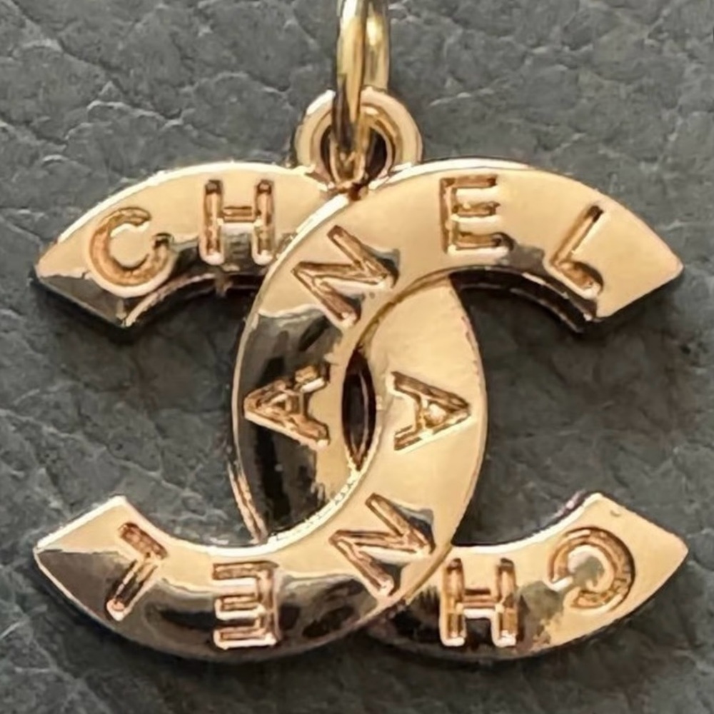 CHANEL Gold Necklace with Signature Emblem - Picture 4 of 7